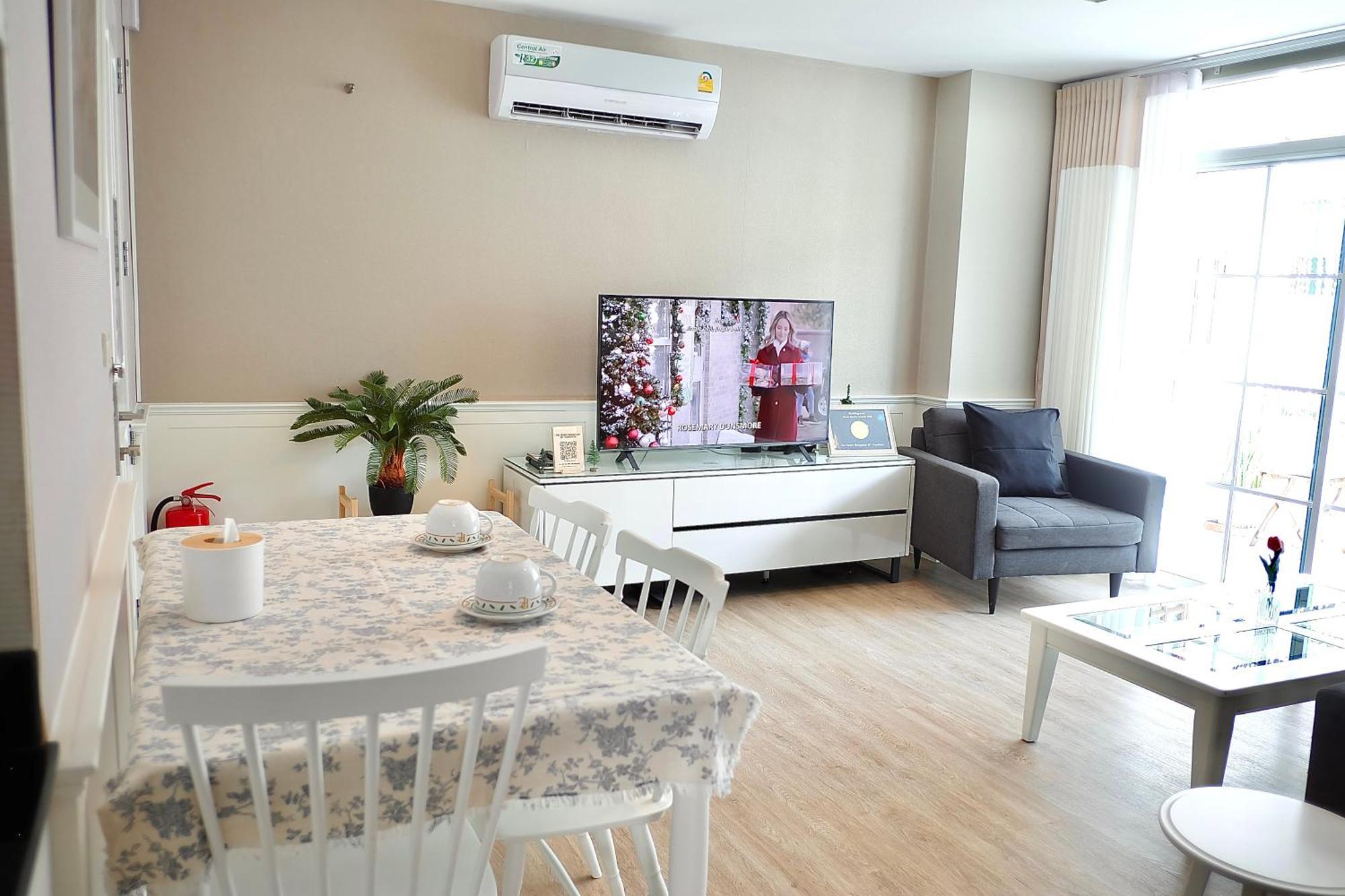 The Beach Bangsaen By Thanthita Next To Wonnapa Beach Free Disney Plus Екстериор снимка