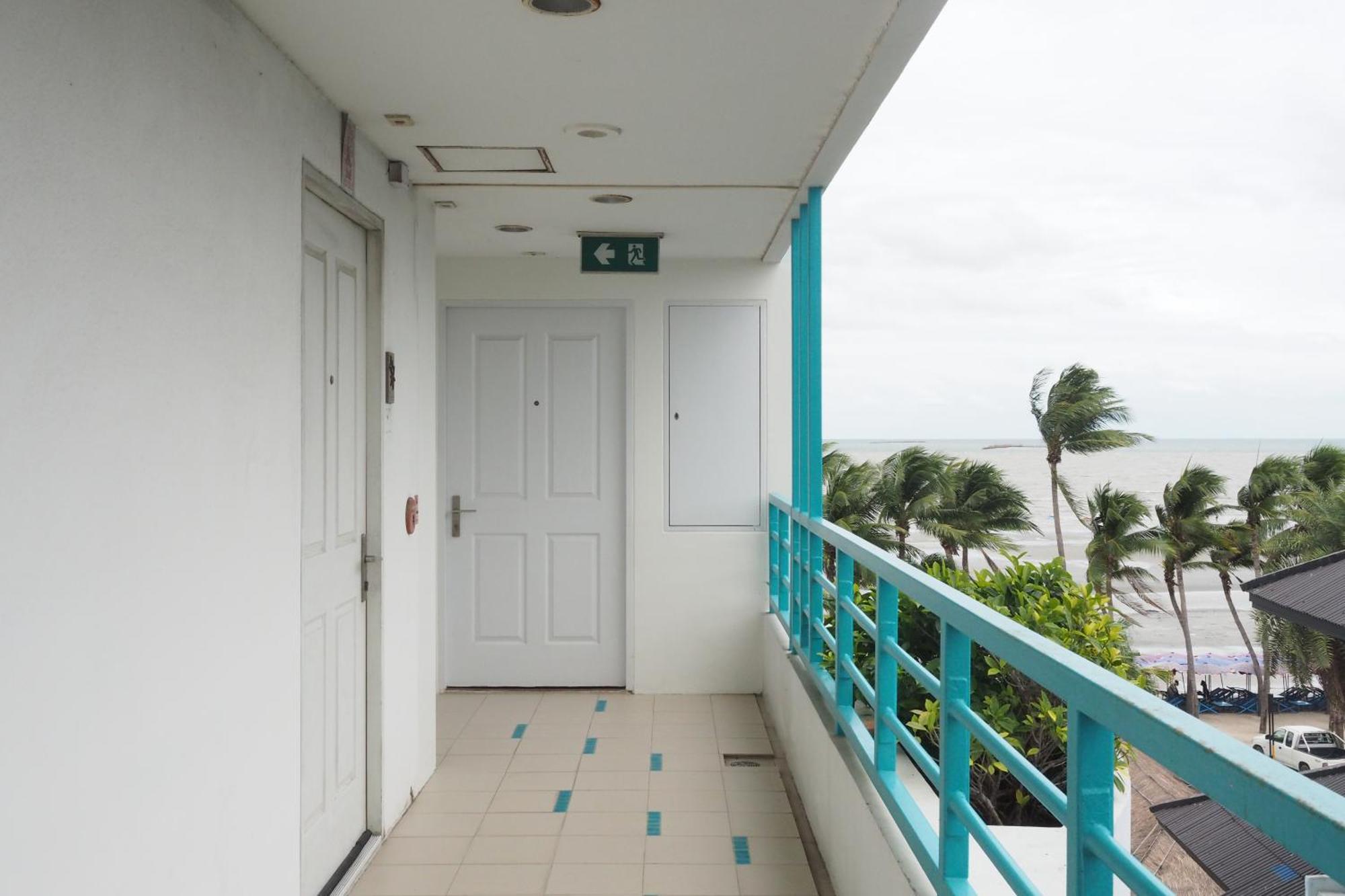 The Beach Bangsaen By Thanthita Next To Wonnapa Beach Free Disney Plus Екстериор снимка