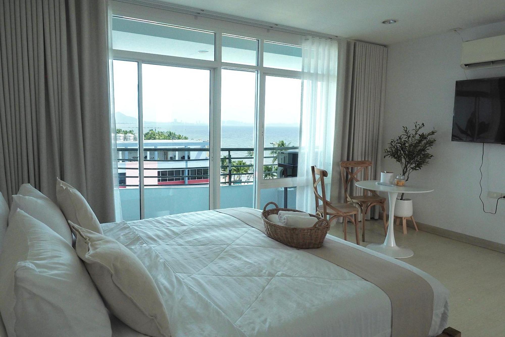 The Beach Bangsaen By Thanthita Next To Wonnapa Beach Free Disney Plus Екстериор снимка